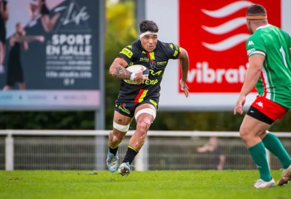 Pedro Giannini festeja el título del Nationale 2 junto a RC Orleans, equipo con el que también logró el ascenso tras vencer a Vienne en la final. Foto: gentileza.