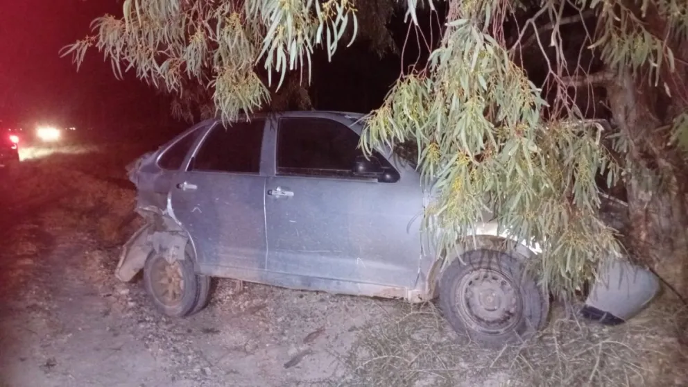 Uno de los vehículos accidentados chocó contra un árbol, en la ruta Provincial 2 que une a San Antonio Oeste con Las Grutas. 