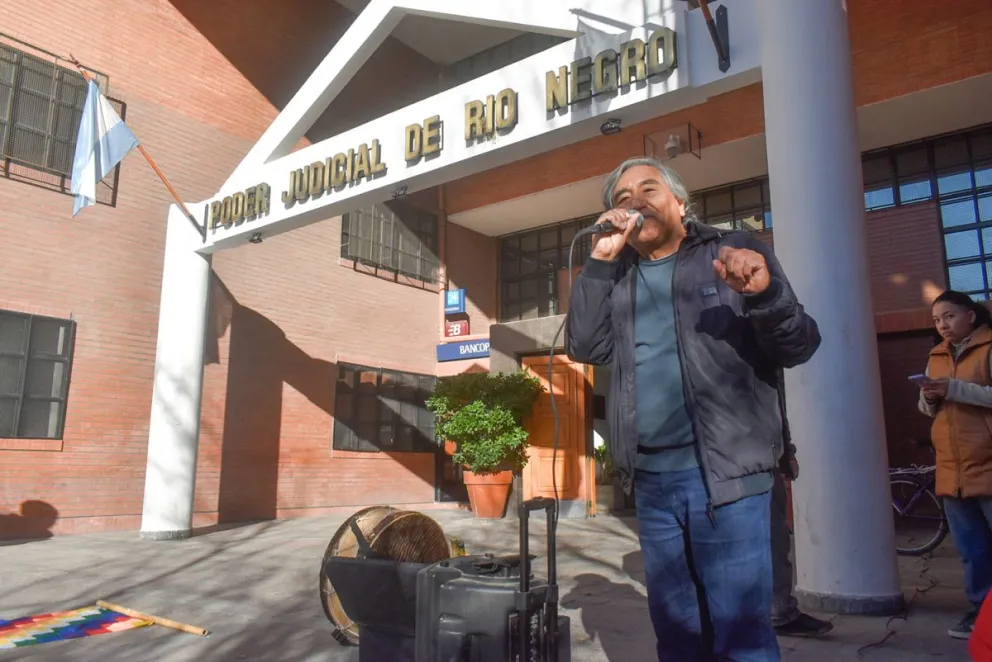 Ricardo Vinaya, vocero de la pacífica marcha frente al Poder Judicial, a 18 años del crimen de su sobrino Atahualpa Martínez Vinaya. Fotos Vanesa Schwemmler para NoticiasNet. 