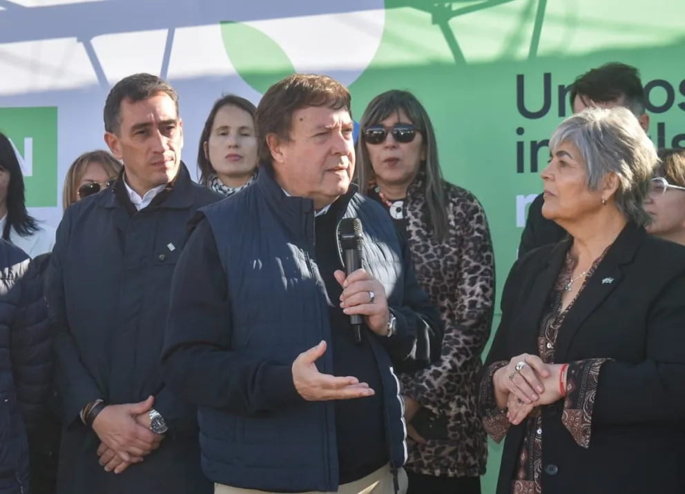 El gobernador de la Río Negro, Alberto Weretilneck, encabezó la entrega de vehículos y convenios de educación. Foto: Vanesa Schwemmler