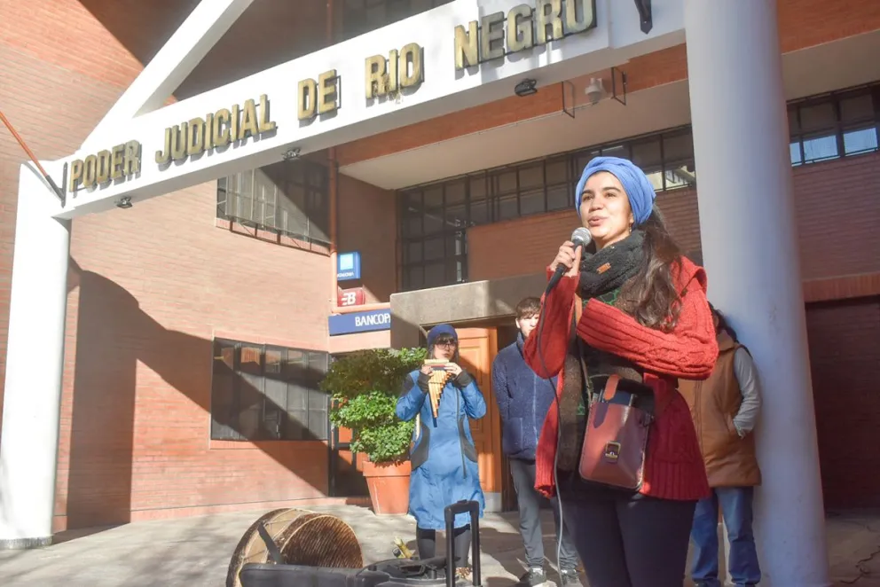 Una amiga y compañera escolar de Atahualpa Martínez Vinaya tomó la palabra en público, con una carta donde lo recordó a él y a su mamá Julieta. Fotos Vanesa Schwemmler para NoticiasNet. 