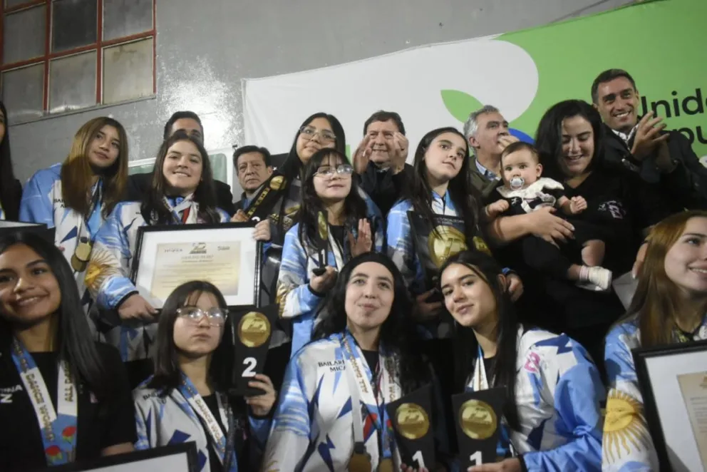 Se entregaron escrituras, aportes a instituciones y reconocimientos deportivos, además de avanzar con una nueva obra de infraestructura para la ciudad. Fotos: Vanesa Schwemmler.