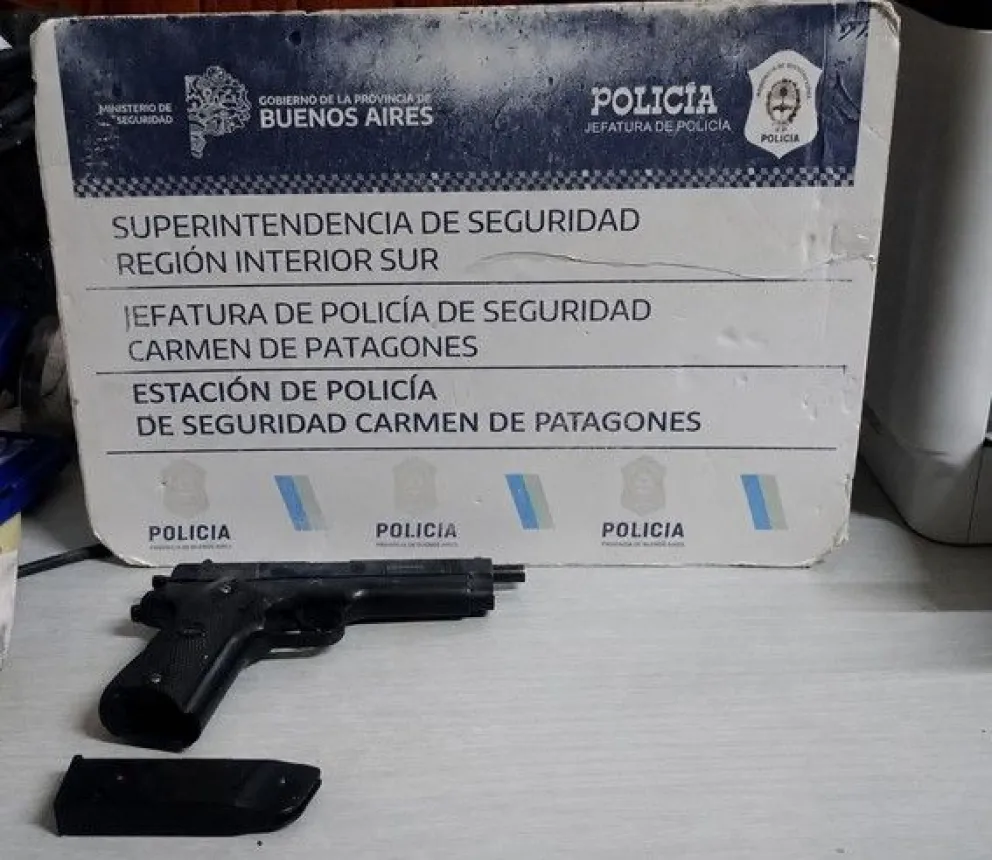 El arma fue arrojada entre unos pastizales, pero luego recuperada por el personal policial. Foto gentileza.