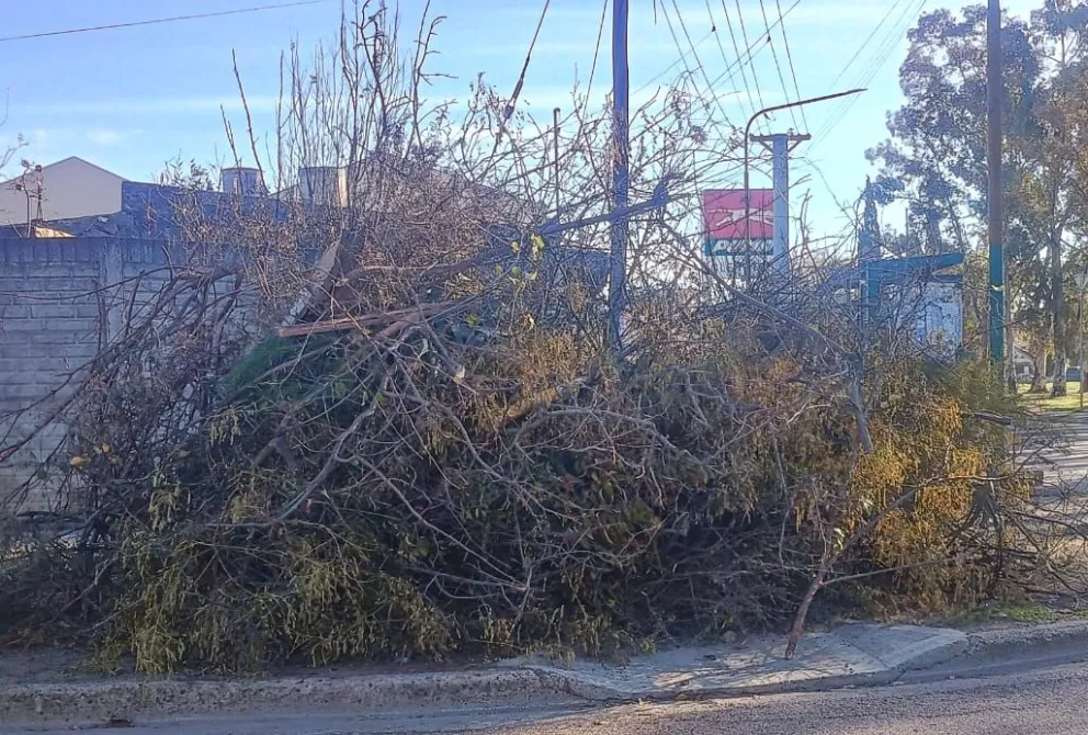 Desborde en una esquina que afecta la rampa. Foto NoticiasNet.