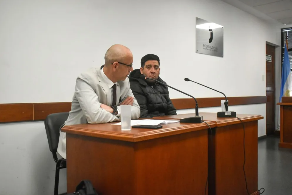 El imputado Rolando Ayala Pineda fue identificado como uno de los tres hombres que golpeó a otra persona en Año Nuevo, en San Javier. La víctima dio su nombre y apellido y hay tres testigos claves. Fotos: NoticiasNet. 
