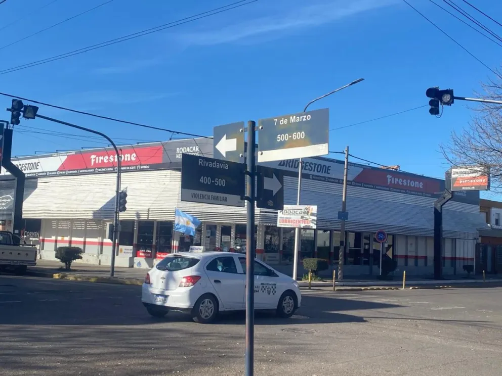 El semáforo de Rivadavia y 7 de Marzo dejó de funcionar y muchos no bajan la marcha. Foto: NoticiasNet  