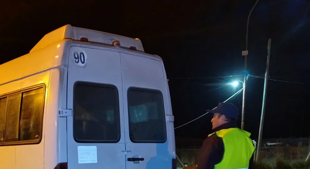 Eran 11 los pasajeros, y luego de avisar a los inspectores de Transporte, la unidad fue a parar a un destacamento vial. Fotos gentileza.