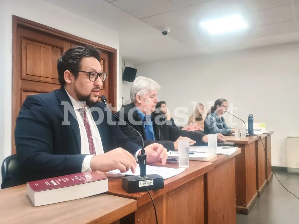 Audiencia de impugnación con los dos defensores de Gonzalo Jacob, y en una mesa separada, se presentó la fiscal Paula De Luque. Fotos NoticiasNet. 