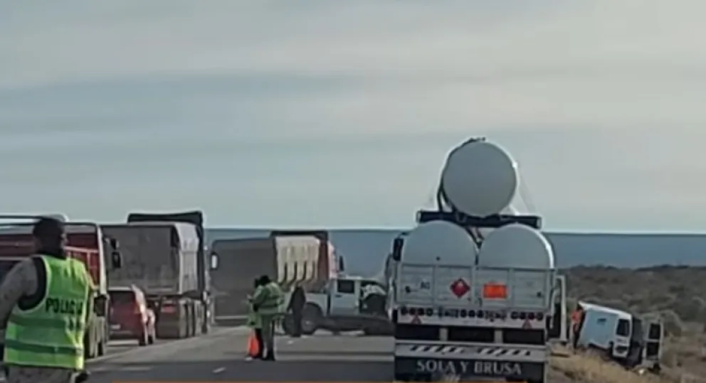  El accidente ocurrido en la Ruta 2, a la altura del kilómetro 68. Foto gentileza Canal 10 Río Negro.