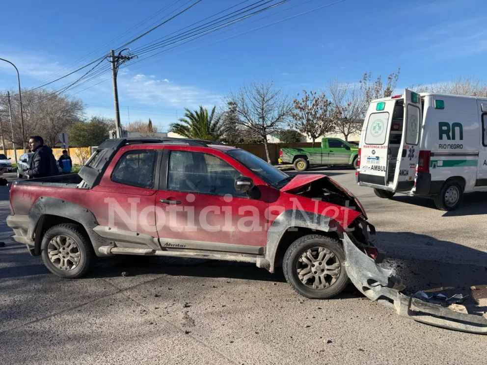 La camioneta Chevrolet Strada sufrió daños totales en su frente, en el choque ocurrido entre Alberdi y Tucumán de Viedma. Fotos NoticiasNet. 