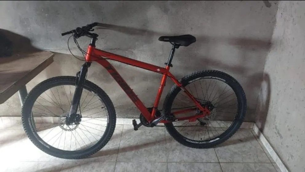 La bicicleta robada es una marca Tigris roja, rodado 29 