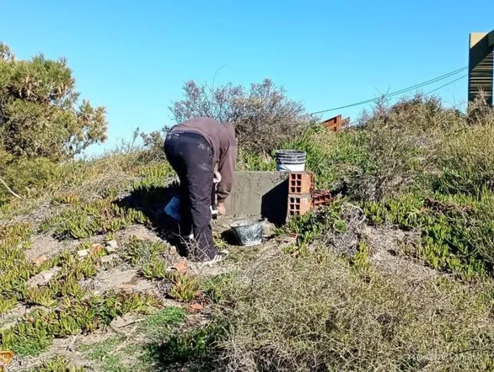 Con el aporte de vecinos, comenzaron a levantar el sanutario de la virgen que había sido vandalizado. Foto: Facebook: Balneario La Lobería  