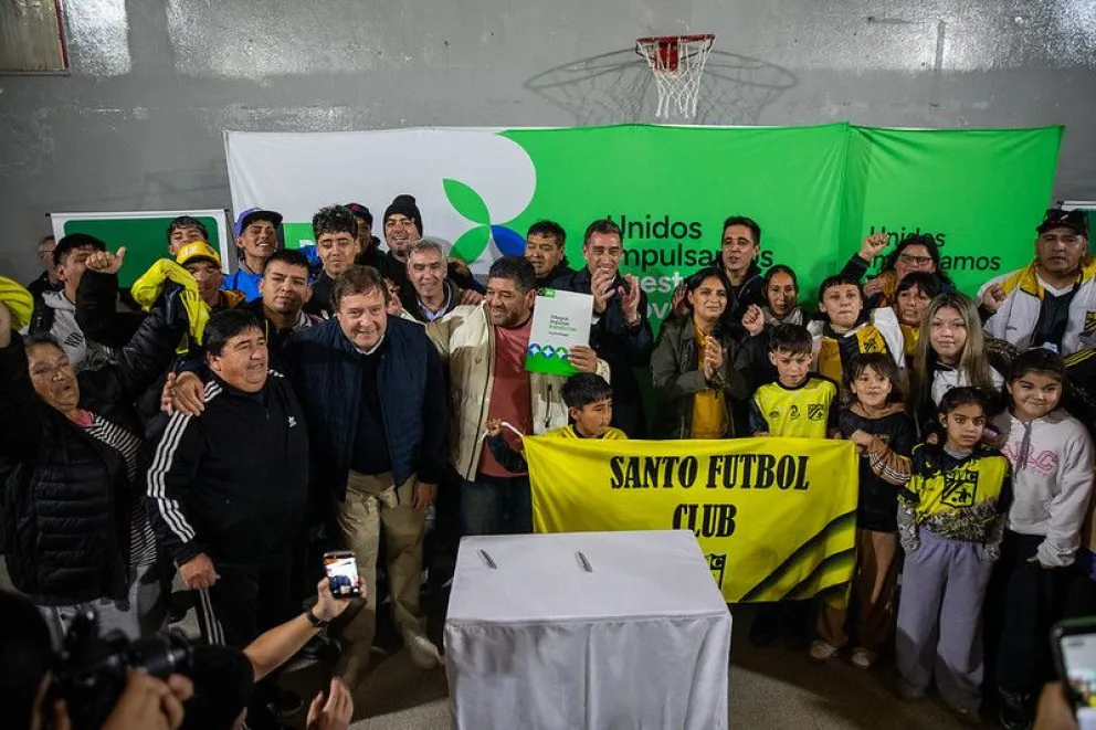 Santo Fútbol Club, la Asociación Civil y Deportiva Barrio San Martín y el Club Almirante Brown fueron beneficiados con contratos de comodato que les permitirán avanzar en proyectos de infraestructura. Foto: Gentileza.