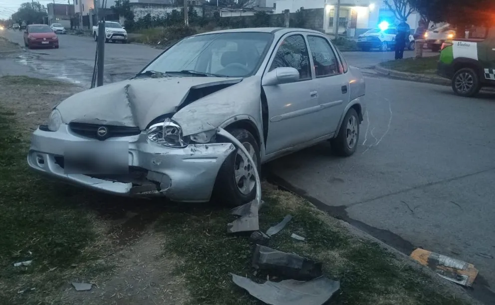 La colisión se produjo durante la tarde de este viernes en la intersección de Winter y Mitre, en el barrio Zatti. Fotos Vanesa Schwemmler.