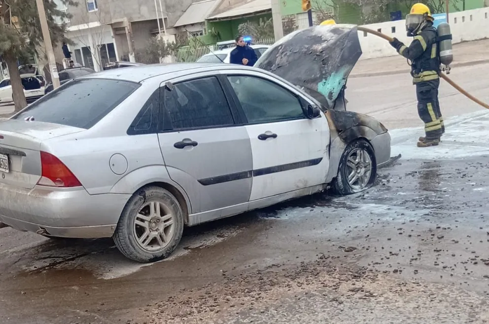 Bomberos de San Antonio Oeste actuaron con gran rapidez para apagar las llamas de un Ford Focus. El hecho habría sido accidental. 