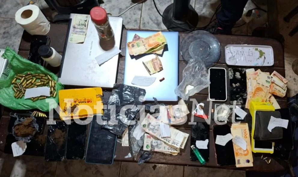 El allanamiento a un "kiosco narco" permitió el secuestro de una gran cantidad de drogas, entre ellas cocaína y heroína, armas de distintos calibres y dinero en efectivo. 