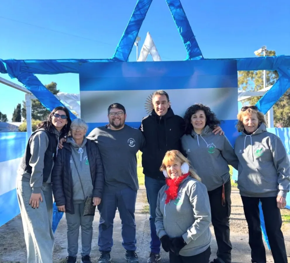 El intendente de Viedma, Marcos Castro, y miembros de la Junta Vecinal del barrio Belgrano trabajaron codo a codo para el acto patrio. Fotos: @muniviedma