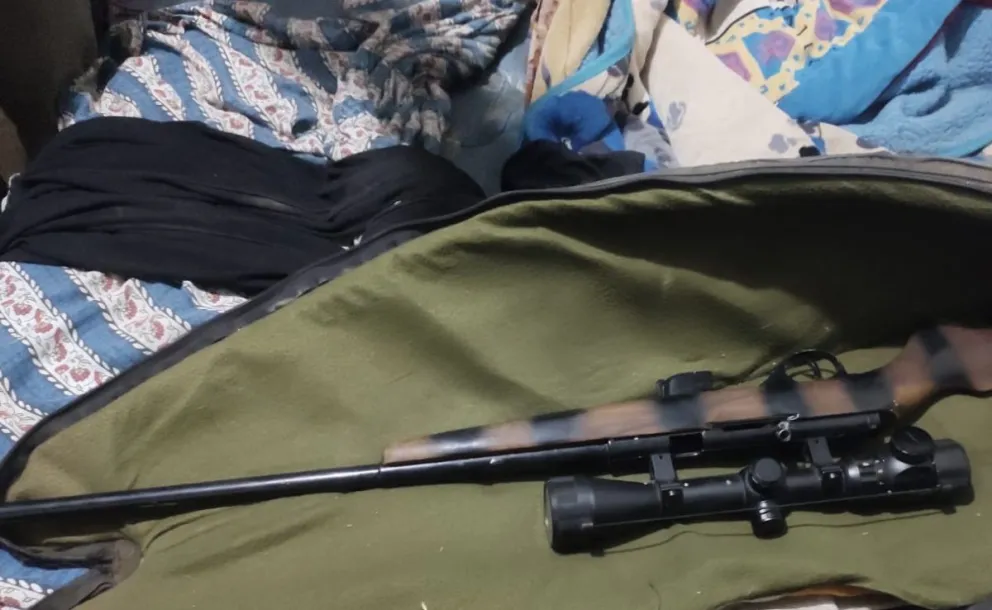 El arma calibre 22, que tiene cierta letalidad, y con mira telescópica, lista para cualquier fechoría. Foto gentileza.