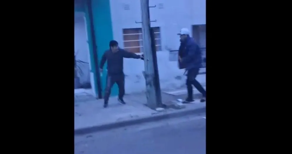 "Suelen ocurrir discusiones de este tipo": el reclamo de los vecinos tras las corridas y pelea en la vía pública. Foto gentileza. 