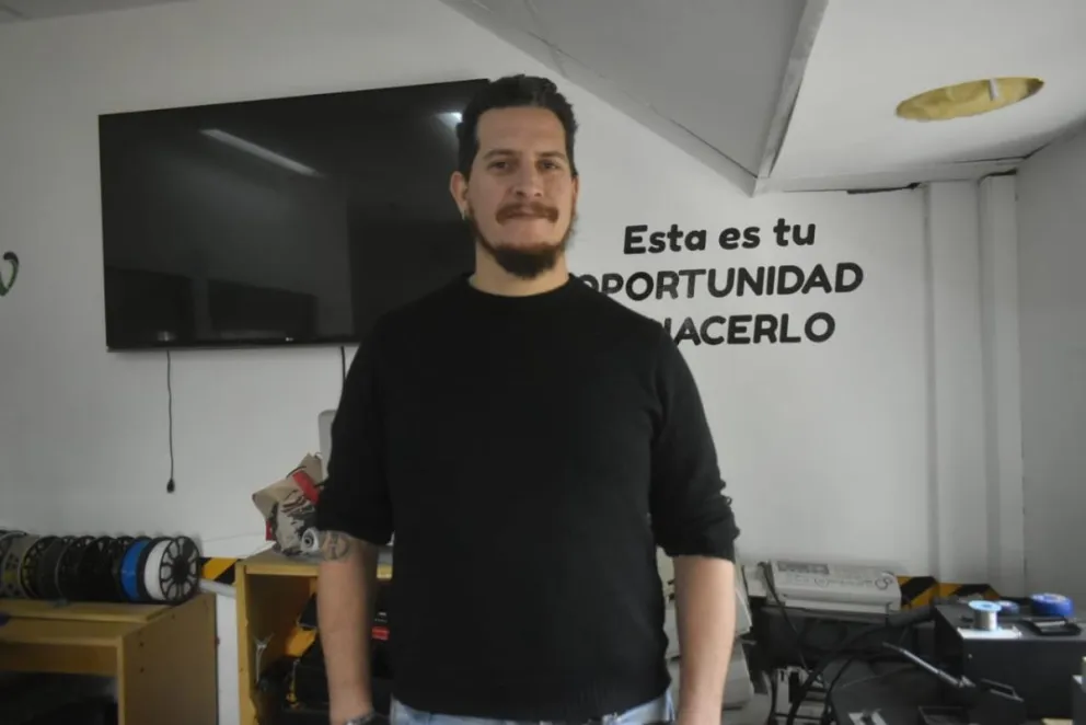 Mauro “Dino” Caldironi puso en marcha una plataforma web que tiene por objetivo concentrar en un solo lugar los nombres y contacto de trabajadores que ofrecen sus servicios a la comunidad. Fotos Vanesa Schwemmler para NoticiasNet.