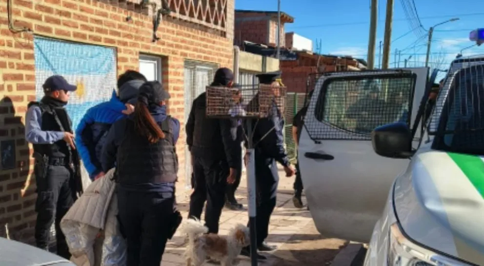 Gran despliegue policial en el marco de las investigaciones que llevó a cabo la policía encabezada por personal de la comisaría 38º. Foto gentileza.