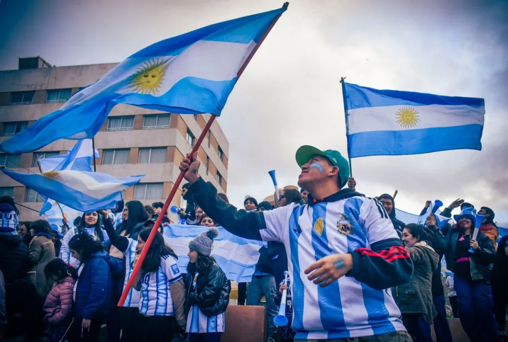 Hinchas de todas las edades se acercaron a celebrar la clasificación y el récord de Messi, con una energía que contagió a todos los presentes. Fotos: Vanesa Schwemmler, para NoticiasNet.