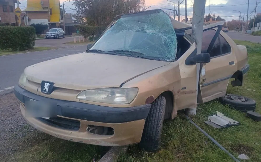 En pleno partido de la Selección, un conductor protagonizó un brutal impacto en solitario en la calle Jorge Newbery. Fotos: Vanesa Schwemmler, para NoticiasNet.