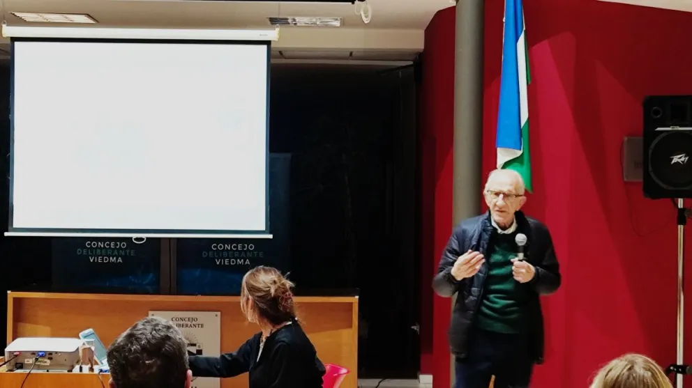 Julio Isidro Pérez presentó su libro sobre el turismo de Río Negro en el Deliberante. Foto gentileza.