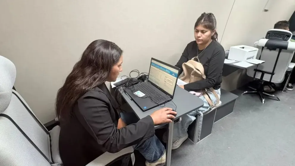 El Registro Civil móvil llevó soluciones a más de 270 vecinos de Viedma. Foto gentileza.