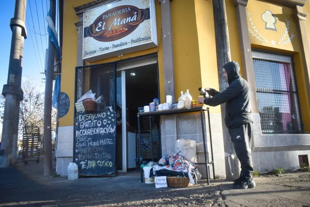 Más allá de la ayuda material, su local se ha convertido en un símbolo de empatía, articulando una cadena solidaria que une a los vecinos. Fotos Vanesa Schwemmler para NoticiasNet.