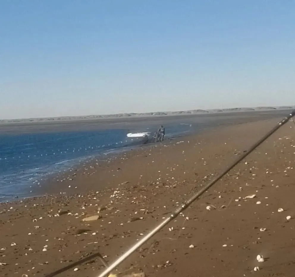 Una embarcación a remos, con una red, sacando todo tipo de piezas en Caleta de los Loros. Foto: gentileza