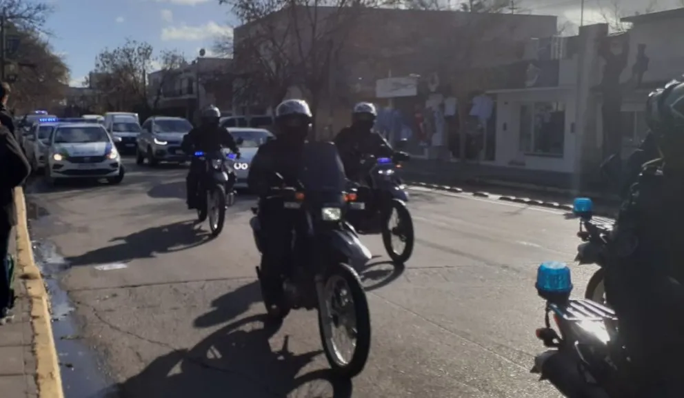 Patrulleros y personal de la Brigada Motorizada de Apoyo (BMA) abrieron paso para que la ambulancia arribe al Hospital Zatti. Foto NoticiasNet.