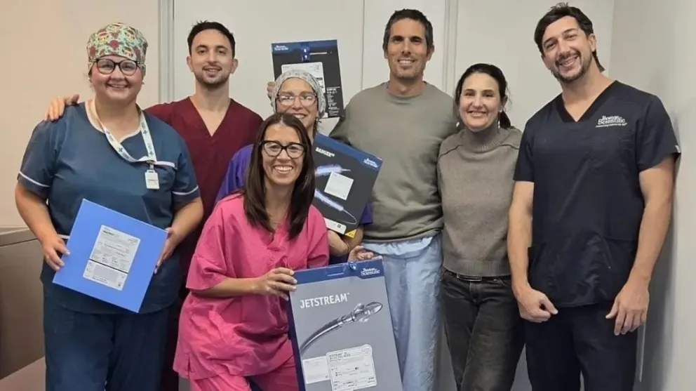 El equipo responsable: médicos, técnicos y enfermeros de Clínica Viedma que permitieron que una paciente de 71 años volviera a caminar tras una innovadora intervención. Foto: Gobierno de Río Negro.