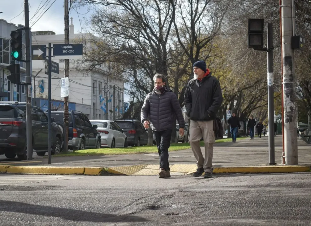 Los principales organismos meteorológicos prevén que las bajas temperaturas y la nubosidad variable sigan marcando el ritmo de la semana. Foto: Vanesa Schwemmler.