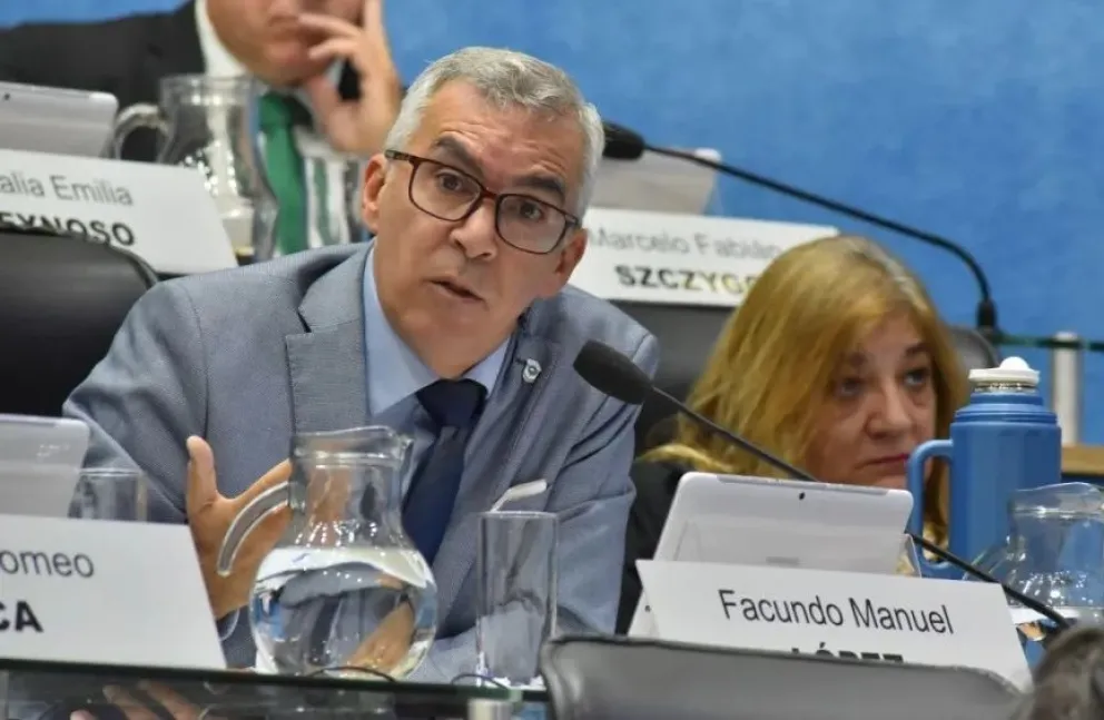 “Se trata de una operación construida sobre información falsa”, sostiene una comunicación emitida por la bancada que conduce Facundo López.