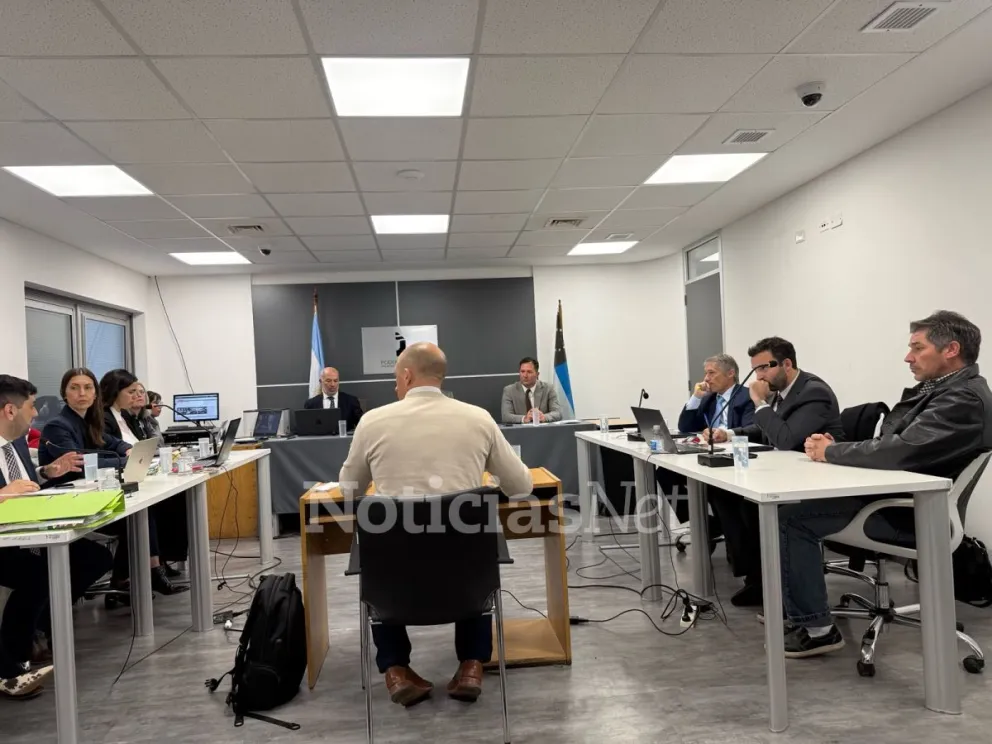 Notable exposición del perito informático David Baffoni, en torno a conversaciones conflictivas entre Samanta Arias (dueña de cabañas en La Lobería) y Claudio Eugster, sospechoso de haberlas incendiado. Fotos: NoticiasNet. 