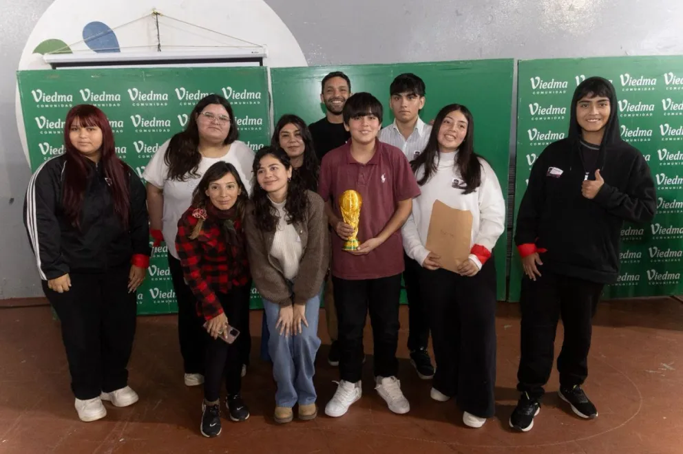 Los jovenes trabajaron durante varios meses en investigaciones sobre la realidad de los derechos humanos en distintos países. Fotos: Municipalidad de Viedma. 