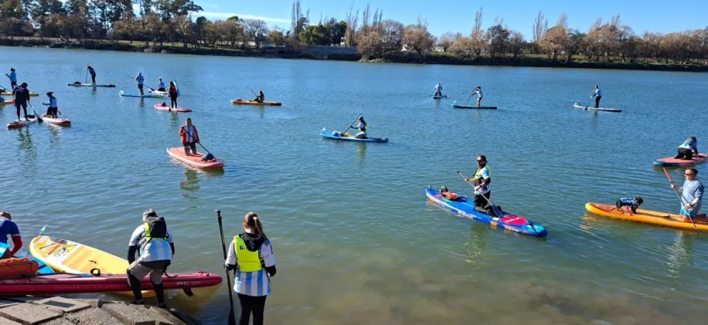 Más de 20 personas se reunieron en el río para hacer SUP, una actividad que no deja de crecer en la región. Fotos: gentileza 