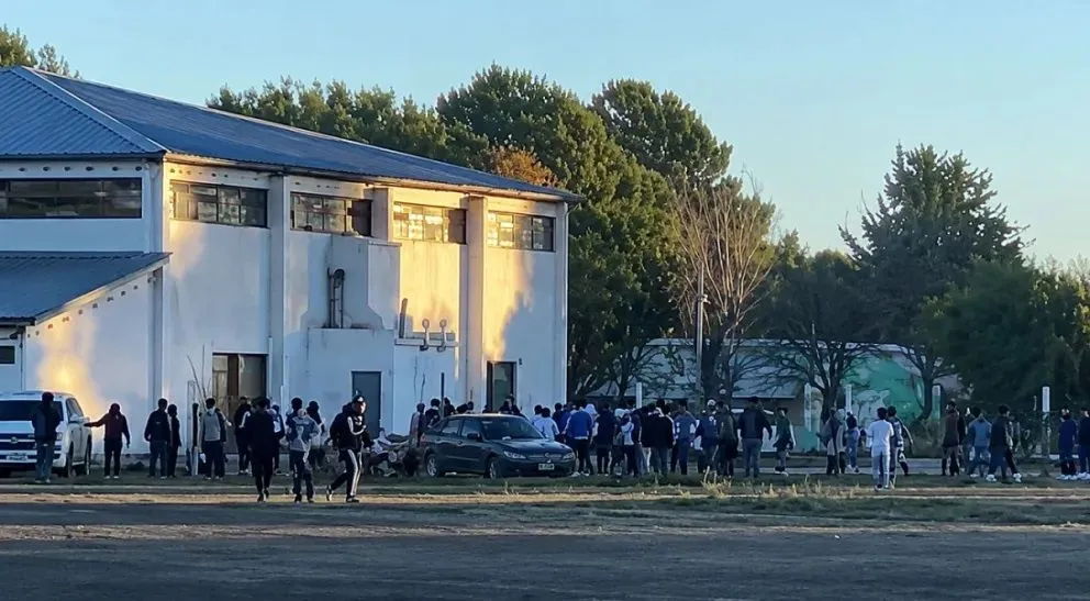 Pelea con heridos entre simpatizantes de San Javier y Lavalle y medidas disciplinarias contundentes por parte de la Liga Barrial Viedmense. 