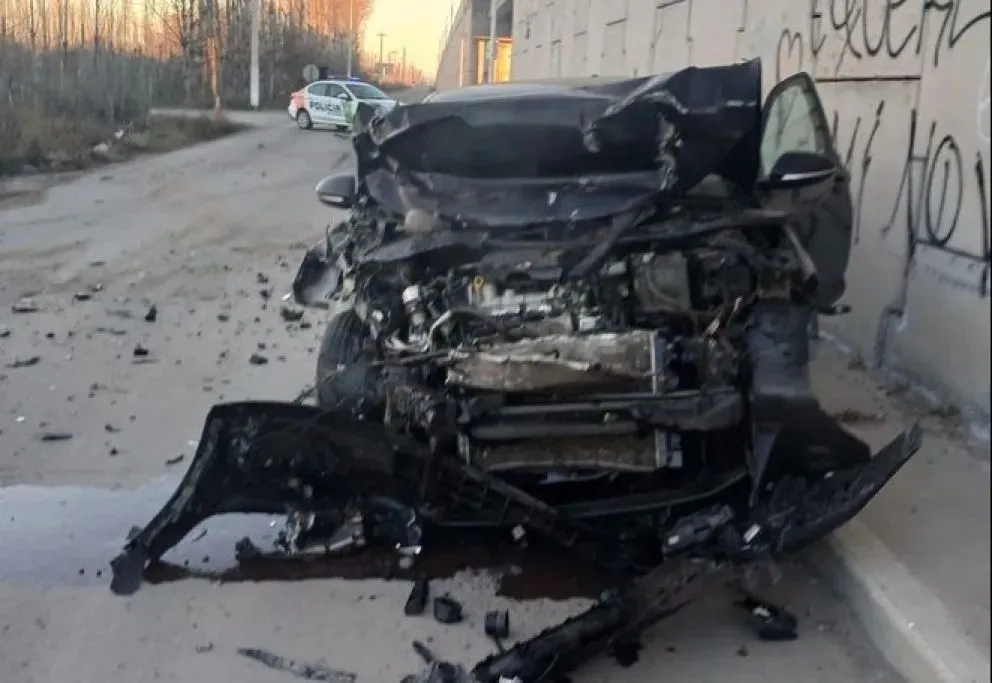 El Vento se llevó la peor parte, al chocar contra la plataforma de la ruta. Su conductor dio positivo en el control de alcoholemia. Foto: gentileza.
