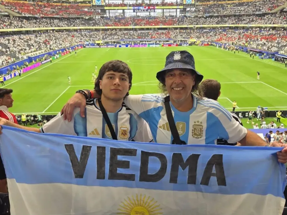 Sebastián y su padre Raúl Gestoso están alentando a la Selección argentina en suelo estadounidense. Fotos: @sebagestosoo 
