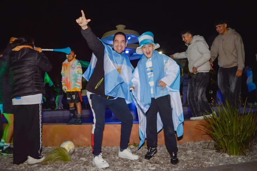 Tras el triunfo de Argentina en la última fecha de grupos, la Fuente Pucará se tiñó con los colores argentinos. Fotos: Emanuel Mirenghi 