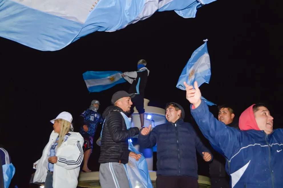 La movilización iniciará en la fuente, lugar elegido para los festejos de la selección. Forma parte de una jornada nacional de lucha impulsada en distintas ciudades del país. Foto: Archivo NoticiasNet.