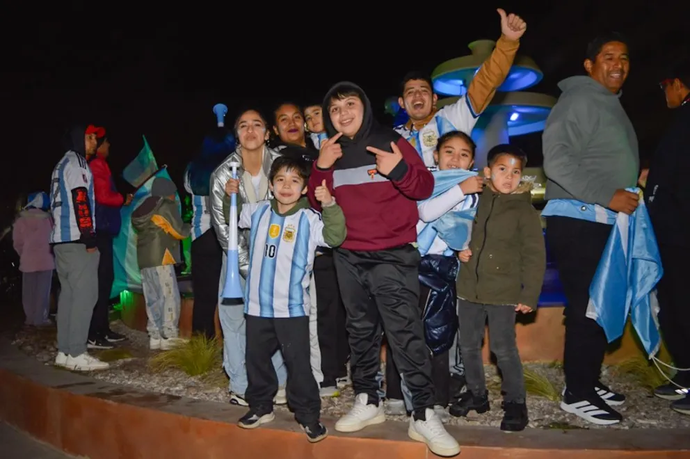 La fuente, el epicentro de la celebración. Importó la posibilidad de estar juntos y expresar la pasión que hace latir corazones. Foto Emanuel Mirenghi. Video: gentileza.