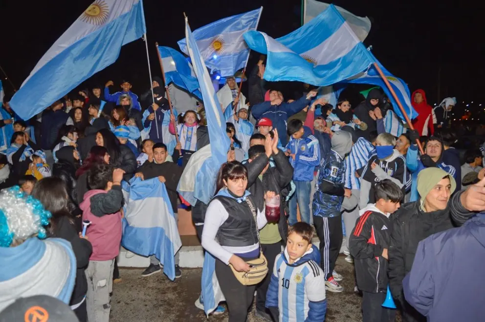 La fuente, el epicentro de la celebración. Importó la posibilidad de estar juntos y expresar la pasión que hace latir corazones. Foto Emanuel Mirenghi. Video: gentileza.