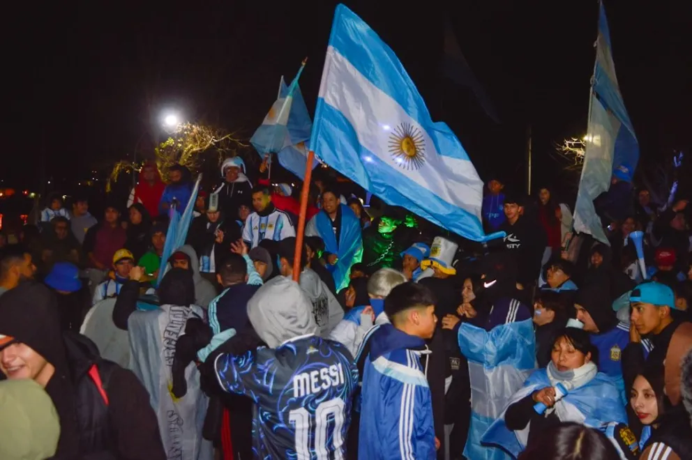 Tras el triunfo de Argentina en la última fecha de grupos, la Fuente Pucará se tiñó con los colores argentinos. Fotos: Emanuel Mirenghi 