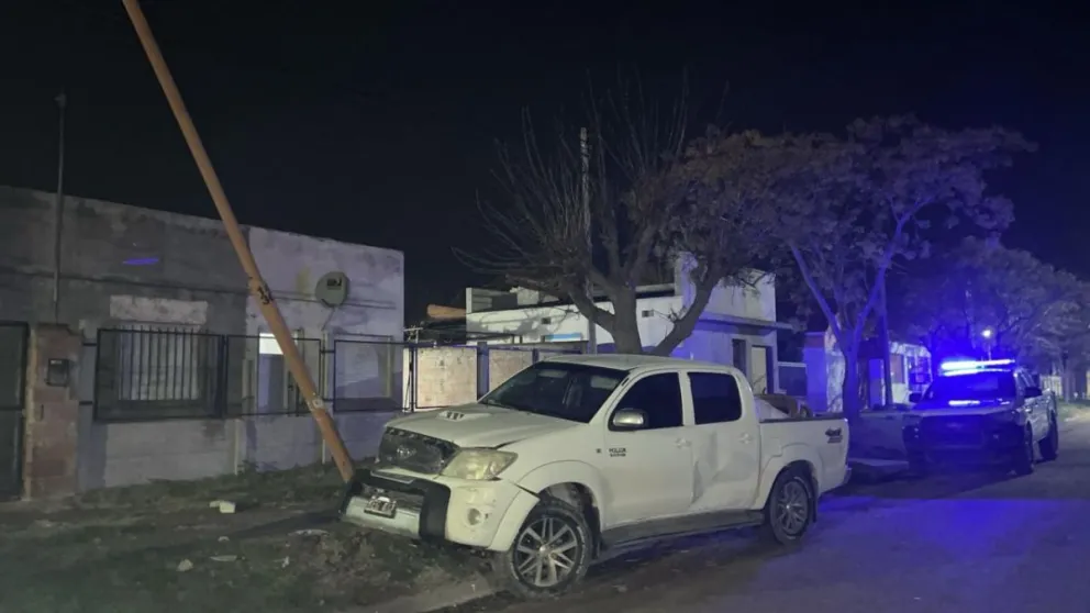 Pese al impacto contra el poste de servicios, el conductor resultó completamente ileso -foto de archivo.
