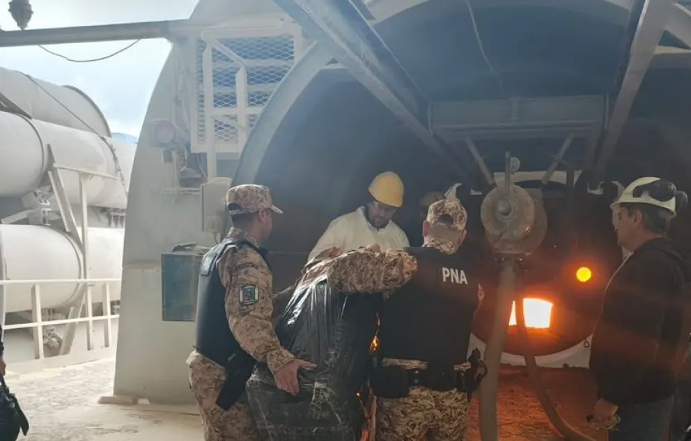 Efectivos de la fuerza federal vuelcan los bultos al horno. Fotos gentileza.