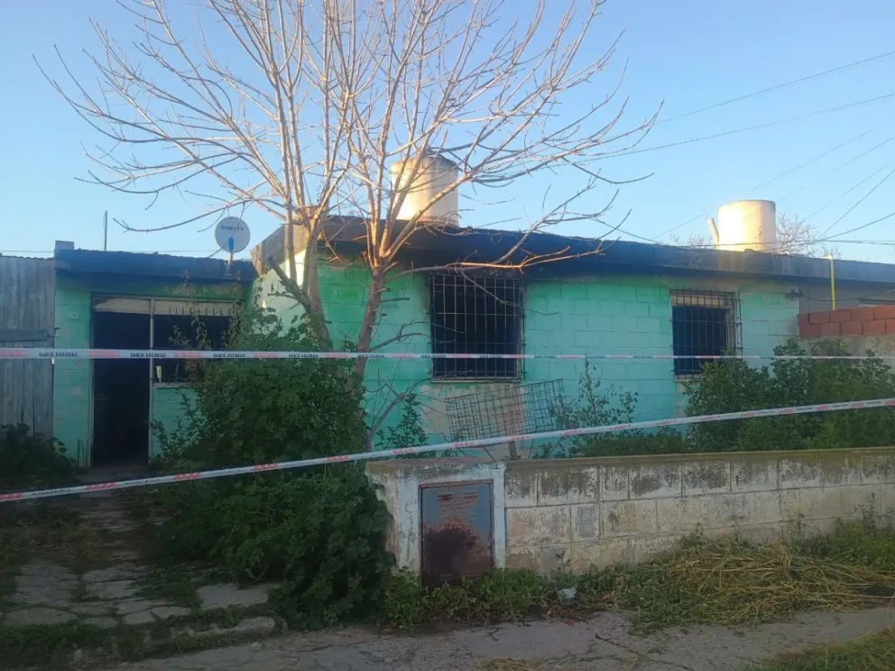 Tras el incendio del fin de semana la casa quedó en completo abandono y con mucha destrucción en su interior. Foto NoticiasNet. 