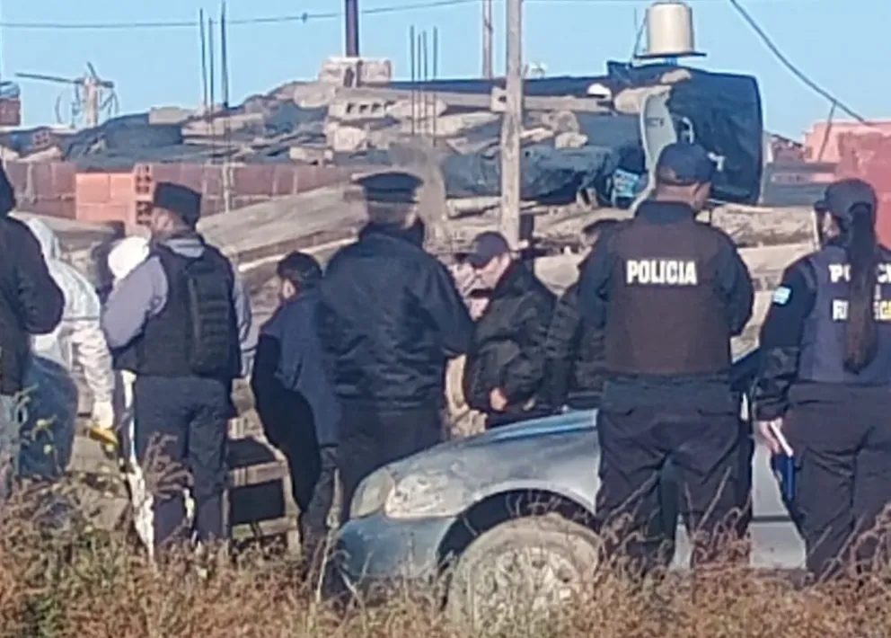 Las actuaciones originales del hecho de sangre están en la órbita de la comisaría 38. Se produjo un amplio despliegue policial en el lugar. Foto e imágenes NoticiasNet.